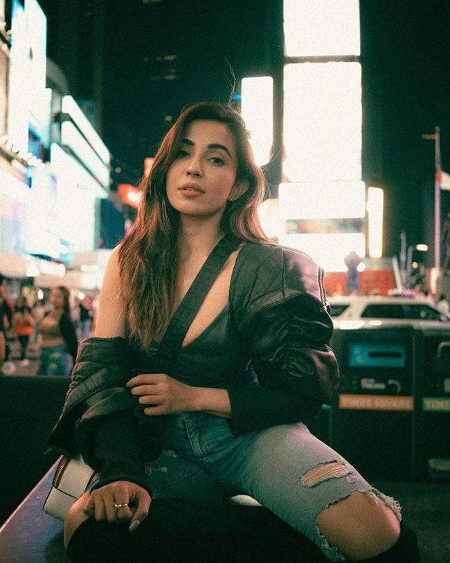 Staggering Glamour Show Of Parvati Nair In New York